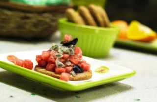 Frutas frescas en galletas de granola